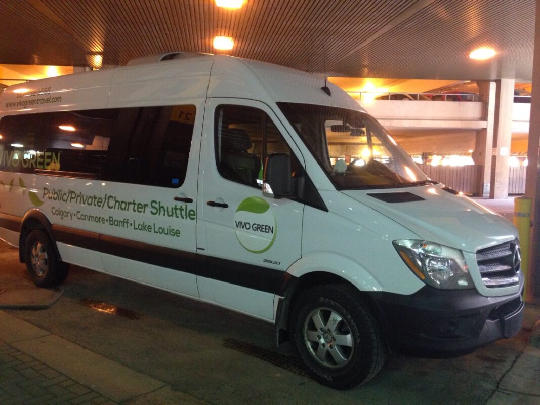 Vivo Green shuttle bus at airport - side angle